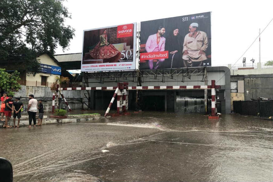 વડોદરા શહેરમાં ગઈકાલથી વરસી રહેલા વરસાદના પગલે સ્માર્ટસિટીની પોલ ખુલ્લી પડી ગઈ છે. તંત્ર દ્વારા પ્રી મોનસૂન કામગીરીના દાવાઓની વચ્ચે સવારથી વરસેલા વરસાદના પગલે અલકાપુરી ગરનાળું ઑવરફ્લો થઈ ગયું હતું અને લાંબા સમય માટે વાહનવ્યવહાર ખોરવાયો હતો. વડોદરા શહેરમાં ગઈકાલથી વરસી રહેલા વરસાદના પગલે સ્માર્ટસિટીની પોલ ખુલ્લી પડી ગઈ છે. તંત્ર દ્વારા પ્રી મોનસૂન કામગીરીના દાવાઓની વચ્ચે સવારથી વરસેલા વરસાદના પગલે અલકાપુરી ગરનાળું ઑવરફ્લો થઈ ગયું હતું અને લાંબા સમય માટે વાહનવ્યવહાર ખોરવાયો હતો.