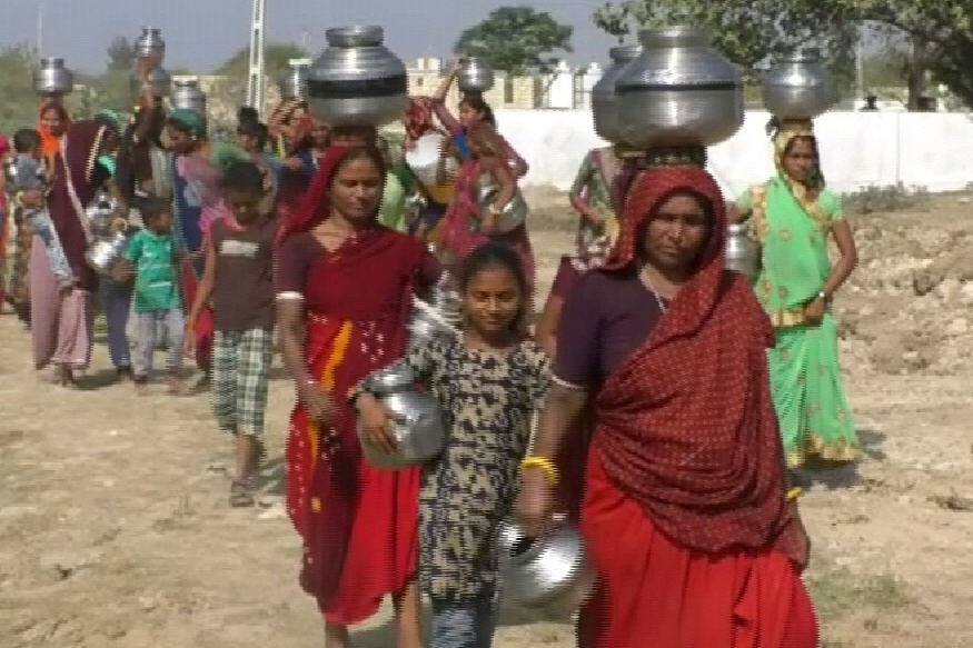 આમ તો સમગ્ર ગીર સોમનાથ જિલ્લામાં ગત વર્ષે સરેરાશ 70 ઇંચ જેટલો વરસાદ થયો હતો પરંતુ તેમાં પણ સાથી વધી અસરગ્રસ્ત ઉના તાલુકો હતો. ત્યારે સવાલ એ થાય છે શા માટે આ મહિલાઓ કુવામાંથી પાણી સિંચે છે. આમ તો સમગ્ર ગીર સોમનાથ જિલ્લામાં ગત વર્ષે સરેરાશ 70 ઇંચ જેટલો વરસાદ થયો હતો પરંતુ તેમાં પણ સાથી વધી અસરગ્રસ્ત ઉના તાલુકો હતો. ત્યારે સવાલ એ થાય છે શા માટે આ મહિલાઓ કુવામાંથી પાણી સિંચે છે.
