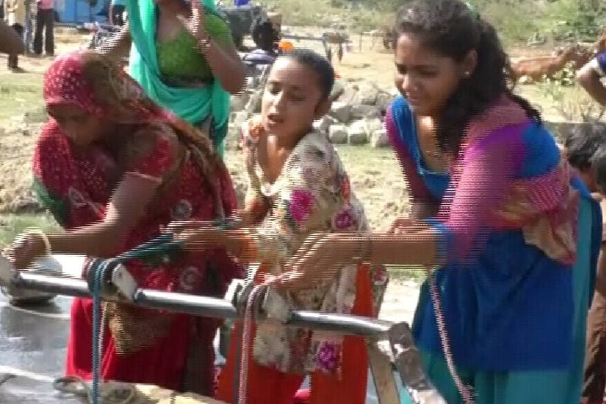 શિક્ષણ મેળવવાની ઉંમરે આ ગામના ભૂલકાઓ અને બાળાઓ કુવામાંથી પાણી સીંચી રહ્યા છે. મહિલાઓ પોતાના નાના ભૂલકાંઓને તેડી પાણી ભરવા આવે છે. શિક્ષણ મેળવવાની ઉંમરે આ ગામના ભૂલકાઓ અને બાળાઓ કુવામાંથી પાણી સીંચી રહ્યા છે. મહિલાઓ પોતાના નાના ભૂલકાંઓને તેડી પાણી ભરવા આવે છે.