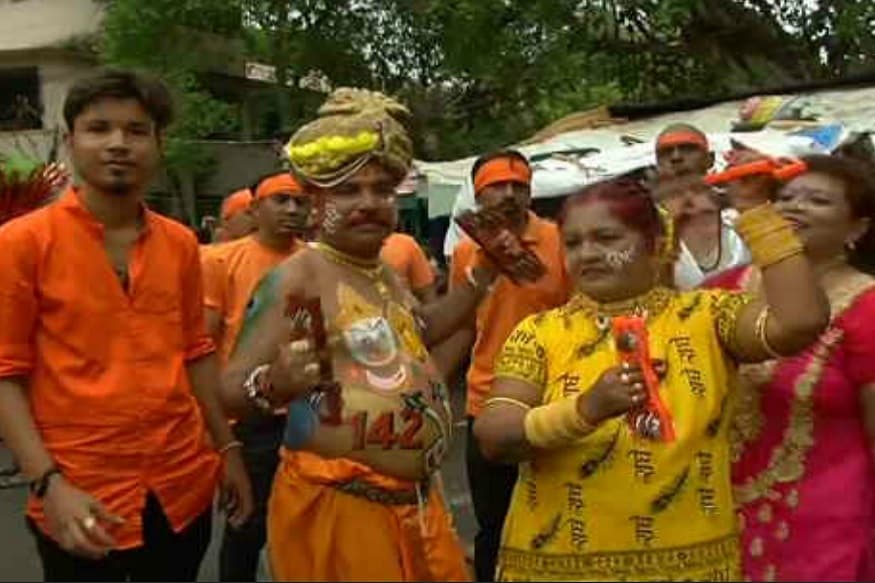 આજે અષાઢી બીજના રોજ શહેરમાં ભગવાન જગન્નાથની 142મી રથયાત્રા નીકળી છે. આજે વહેલી સવારે મંગળાઆરતી બાદ ભગવાન જગન્નાથજી, બહેન સુભદ્રાજી અને ભાઈ બલભદ્રને રથમાં બિરાજમાન કરવામાં આવ્યા છે. ભગવાન જગન્નાથને ‘નંદીઘોષ’ નામના રથમાં બિરાજમાન કરવામાં આવ્યા છે, બહેન સુભદ્રાને ‘કલ્પધ્વજ’ નામના રથમાં વિદ્યમાન કરાયા છે, સાથે જ ભાઈ બળભદ્રને ‘તાલધ્વજ’ નામના રથમાં બેસાડવામાં આવ્યાં છે. ભગવાન આજે નગર ચર્યા પર નીકળ્યાં છે ત્યારે હજારો લોકો ભક્તિભાવથી રથયાત્રામાં જોડાય છે. આજે અષાઢી બીજના રોજ શહેરમાં ભગવાન જગન્નાથની 142મી રથયાત્રા નીકળી છે. આજે વહેલી સવારે મંગળાઆરતી બાદ ભગવાન જગન્નાથજી, બહેન સુભદ્રાજી અને ભાઈ બલભદ્રને રથમાં બિરાજમાન કરવામાં આવ્યા છે. ભગવાન જગન્નાથને ‘નંદીઘોષ’ નામના રથમાં બિરાજમાન કરવામાં આવ્યા છે, બહેન સુભદ્રાને ‘કલ્પધ્વજ’ નામના રથમાં વિદ્યમાન કરાયા છે, સાથે જ ભાઈ બળભદ્રને ‘તાલધ્વજ’ નામના રથમાં બેસાડવામાં આવ્યાં છે. ભગવાન આજે નગર ચર્યા પર નીકળ્યાં છે ત્યારે હજારો લોકો ભક્તિભાવથી રથયાત્રામાં જોડાય છે.