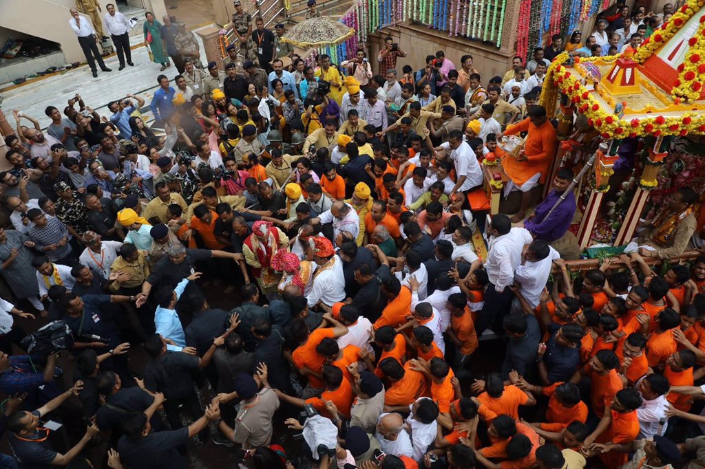 રાજ્યના મુખ્યપ્રધાન કેશુભાઈ પટેલ, છબીલદાસ મહેતા, સુરેશ મહેતા, શંકરસિંહ વાઘેલા, નરેદ્ર મોદી અને આનંદીબહેન પટેલને રથયાત્રાની પહિન્દ વિધિ કરવાની તક મળી છે. તત્કાલીન મુખ્યમંત્રી નરેદ્ર મોદીએ રથયાત્રામાં સૌથી વધુ 12 વખત પહિંદવિધિ કરી છે. કેશુભાઈ પટેલે પણ 5 વખત પહિંદ વિધિ કરી છે. રાજ્યનાં પ્રથમ મહિલા મુખ્યમંત્રી આનંદીબહેન પટેલે બેવાર પહિંદ વિધિ કરી છે. રાજ્યના મુખ્યપ્રધાન કેશુભાઈ પટેલ, છબીલદાસ મહેતા, સુરેશ મહેતા, શંકરસિંહ વાઘેલા, નરેદ્ર મોદી અને આનંદીબહેન પટેલને રથયાત્રાની પહિન્દ વિધિ કરવાની તક મળી છે. તત્કાલીન મુખ્યમંત્રી નરેદ્ર મોદીએ રથયાત્રામાં સૌથી વધુ 12 વખત પહિંદવિધિ કરી છે. કેશુભાઈ પટેલે પણ 5 વખત પહિંદ વિધિ કરી છે. રાજ્યનાં પ્રથમ મહિલા મુખ્યમંત્રી આનંદીબહેન પટેલે બેવાર પહિંદ વિધિ કરી છે.