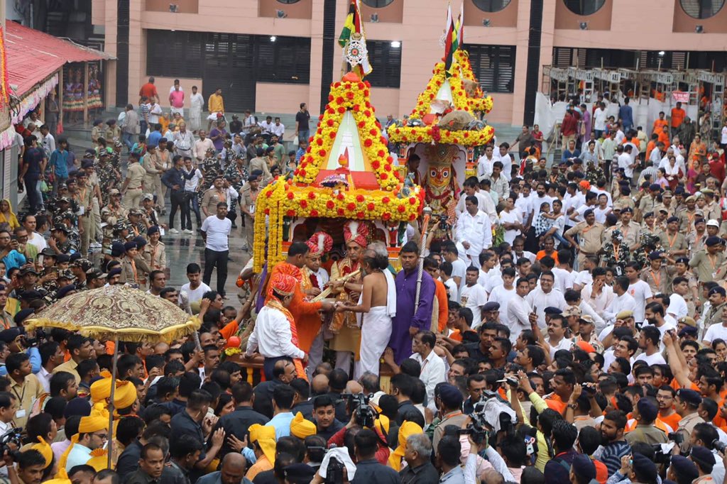 આ વિધિ ઓરિસ્સાના જગન્નાથ પુરીમાં થતી 'છેરા પહેરા' વિધિ પરથી કરવામાં આવે છે. માન્યતા છે કે રાજ્યનો રાજા એ જગન્નાથજીનો પ્રથમ સેવક ગણાય છે. તેથી રથયાત્રા પહેલાં રાજા આવી સોનાની સાવરણીથી રથયાત્રાનો માર્ગ સાફ કરે પછી જ ભગવાન રથમાં બેસીને નગરચર્યા પર નીકળે છે. આ વિધિ ઓરિસ્સાના જગન્નાથ પુરીમાં થતી 'છેરા પહેરા' વિધિ પરથી કરવામાં આવે છે. માન્યતા છે કે રાજ્યનો રાજા એ જગન્નાથજીનો પ્રથમ સેવક ગણાય છે. તેથી રથયાત્રા પહેલાં રાજા આવી સોનાની સાવરણીથી રથયાત્રાનો માર્ગ સાફ કરે પછી જ ભગવાન રથમાં બેસીને નગરચર્યા પર નીકળે છે.