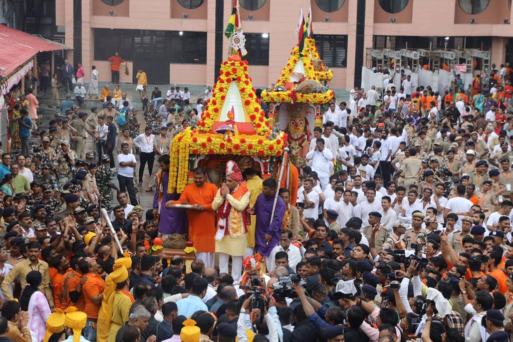 આજે અષાઢી બીજના રોજ ભગવાન જગન્નાથજી, બહેન સુભદ્રાજી અને ભાઈ બલભદ્રજી ભક્તોને દર્શન આપવા નગરયાત્રાએ નીકળ્યાં છે. વહેલી સવારે મંગળા આરતીમાં મુખ્ય અતિથિ કેન્દ્રીય ગૃહમંત્રી અમિત શાહે આરતી કરી હતી. મુખ્યમંત્રી વિજય રૂપાણી તથા નાયબ મુખ્યમંત્રીએ પહિંદ વિધી કરીને રથયાત્રાને પ્રસ્થાન કરાવ્યું છે. જે બાદ ભગવાનનાં 3 રથ નગરચર્યાએ નીકળ્યાં છે. આજે અષાઢી બીજના રોજ ભગવાન જગન્નાથજી, બહેન સુભદ્રાજી અને ભાઈ બલભદ્રજી ભક્તોને દર્શન આપવા નગરયાત્રાએ નીકળ્યાં છે. વહેલી સવારે મંગળા આરતીમાં મુખ્ય અતિથિ કેન્દ્રીય ગૃહમંત્રી અમિત શાહે આરતી કરી હતી. મુખ્યમંત્રી વિજય રૂપાણી તથા નાયબ મુખ્યમંત્રીએ પહિંદ વિધી કરીને રથયાત્રાને પ્રસ્થાન કરાવ્યું છે. જે બાદ ભગવાનનાં 3 રથ નગરચર્યાએ નીકળ્યાં છે.