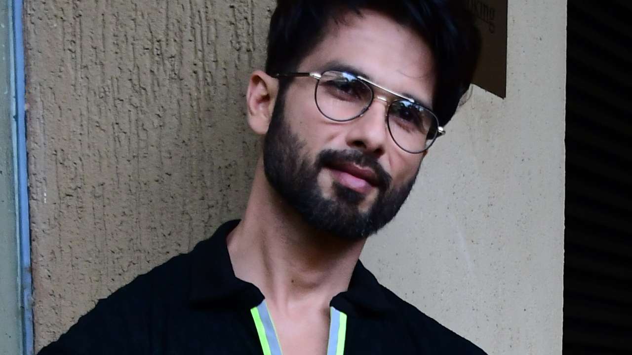  બોલિવૂડ અભિનેતા અને સુપરસ્ટાર શાહિદ કપૂર (Shahid Kapoor) આજે 39 વર્ષનો થયો. આજે તેમની ગણતરી તે વર્સેટાઇલ એક્ટર્સ તરીકે થાય છે. શાહિદની પહેલી ફિલ્મ ઇશ્ક વિશ્કથી તે લાખો યુવતીના મન પર ચોકલેટી હિરો તરીકે રાજ કરવા લાગ્યા. તે પછી તેમની ચોકલેટી બોયની ઇમેજ બની રહી. આમ તો શાહિદને એક્ટિંગ તેમના પિતા પંકજ કપૂરની વિરાસતમાં મળી છે. પણ દિલ તો પાગલ હૈ અને તાલ જેવી ફિલ્મોમાં બેકગ્રાઉન્ડ ડાન્સર તરીકે કામ કરનાર શાહિદને ઇશ્ક વિશ્કથી લીડિંગ રોલ મેળવવા માટે ખૂબ સ્ટ્રગલ કરવી પડી. આ વચ્ચે તે મ્યૂઝિક વીડિયોમાં પણ નજરે પડ્યા.