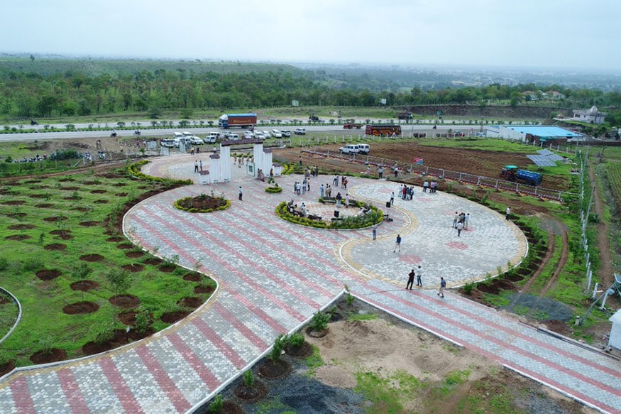 સાથે લોકો ફરી શકે તે માટે પગદંડી બનાવવામાં આવી છે. પ્રવાસીઓ લોકો કુદરતી સૌંદર્યનો નજારો માણી શકે તે માટે વોચ ટાવર પણ બનાવવામાં આવ્યો છે. અહીં બાકડા ગોઠવવામાં આવ્યા છે. વનના રોપાઓને ટપક સિંચાઈ પદ્ધિતિથી પાણી આપવાની વ્યવસ્થા કરવામાં આવી છે. જેની મોટરને ચલાવવા માટે સોલાર સિસ્ટમનો ઉપયોગ કરવામાં આવ્યો છે. સાથે લોકો ફરી શકે તે માટે પગદંડી બનાવવામાં આવી છે. પ્રવાસીઓ લોકો કુદરતી સૌંદર્યનો નજારો માણી શકે તે માટે વોચ ટાવર પણ બનાવવામાં આવ્યો છે. અહીં બાકડા ગોઠવવામાં આવ્યા છે. વનના રોપાઓને ટપક સિંચાઈ પદ્ધિતિથી પાણી આપવાની વ્યવસ્થા કરવામાં આવી છે. જેની મોટરને ચલાવવા માટે સોલાર સિસ્ટમનો ઉપયોગ કરવામાં આવ્યો છે.