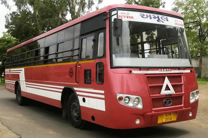 કોરોનાની મહામારીમાં (corona pandemic) એસટી બસ સેવા (ST bus service) પણ બંધ કરવામાં આવી હતી. અને ત્યાર બાદ અનલોક 1થી (unlock-1) ધીમધીમે બસનું સંચાલન શરુ કરવામાં આવ્યું હતુ.દરમિાન 22 ઓગસ્ટથી વોલ્વો એસી બસ સર્વિસનું સંચાલન કરવામાં આવ્યું હતું. જેમાં નહેરુનગર-વડોદરા, અમદાવાદ-રાજકોટ, નહેરુનગર-નવસારી રૂટ શરૂ કરાશે. તેમજ એસસી સીટરની કુલ 13 બસ અમદાવાદ-ડીસા, અમદાવાદ-ભાવનગર, અમદાવાદ-મોરબી, ગાંધીનગર-અમરેલી રૂટ પર દોડાવવામાં આવી હતી. ફાઇલ તસવીર કોરોનાની મહામારીમાં (corona pandemic) એસટી બસ સેવા (ST bus service) પણ બંધ કરવામાં આવી હતી. અને ત્યાર બાદ અનલોક 1થી (unlock-1) ધીમધીમે બસનું સંચાલન શરુ કરવામાં આવ્યું હતુ.દરમિાન 22 ઓગસ્ટથી વોલ્વો એસી બસ સર્વિસનું સંચાલન કરવામાં આવ્યું હતું. જેમાં નહેરુનગર-વડોદરા, અમદાવાદ-રાજકોટ, નહેરુનગર-નવસારી રૂટ શરૂ કરાશે. તેમજ એસસી સીટરની કુલ 13 બસ અમદાવાદ-ડીસા, અમદાવાદ-ભાવનગર, અમદાવાદ-મોરબી, ગાંધીનગર-અમરેલી રૂટ પર દોડાવવામાં આવી હતી. ફાઇલ તસવીર