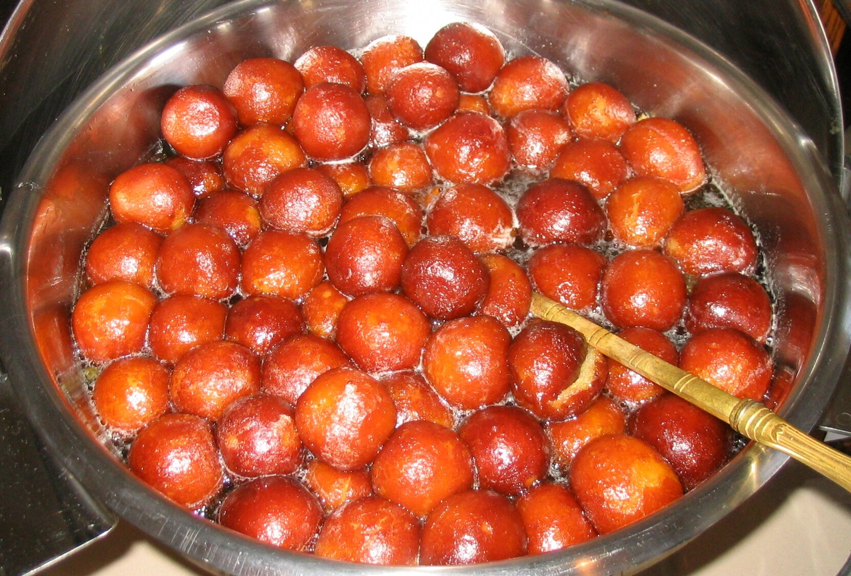 બનાવવાની રીત: ચાસણી બનાવવા માટે- સૌ પ્રથમ એક વાસણમાં ખાંડ અને પાણી મિક્સ કરી તેને ગેસ પર હલાવતા જઈ ગરમ કરો. ખાંડ ઓગળી જાય પછી 5-7 મિનીટ ચાસણી સહેજ ઘટ્ટ થાય એટલે ગેસ બંધ કરી તેમાં ઈલાયચી પાઉડર ઉમેરવો. બનાવવાની રીત: ચાસણી બનાવવા માટે- સૌ પ્રથમ એક વાસણમાં ખાંડ અને પાણી મિક્સ કરી તેને ગેસ પર હલાવતા જઈ ગરમ કરો. ખાંડ ઓગળી જાય પછી 5-7 મિનીટ ચાસણી સહેજ ઘટ્ટ થાય એટલે ગેસ બંધ કરી તેમાં ઈલાયચી પાઉડર ઉમેરવો.