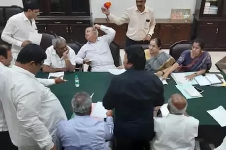 કર્ણાટકમાં કુમારસ્વામી સરકાર પર સંકટ! 14 MLA રાજીનામું આપવા સ્પીકર પાસે પહોંચ્યા કર્ણાટકમાં કુમારસ્વામી સરકાર પર સંકટ! 14 MLA રાજીનામું આપવા સ્પીકર પાસે પહોંચ્યા