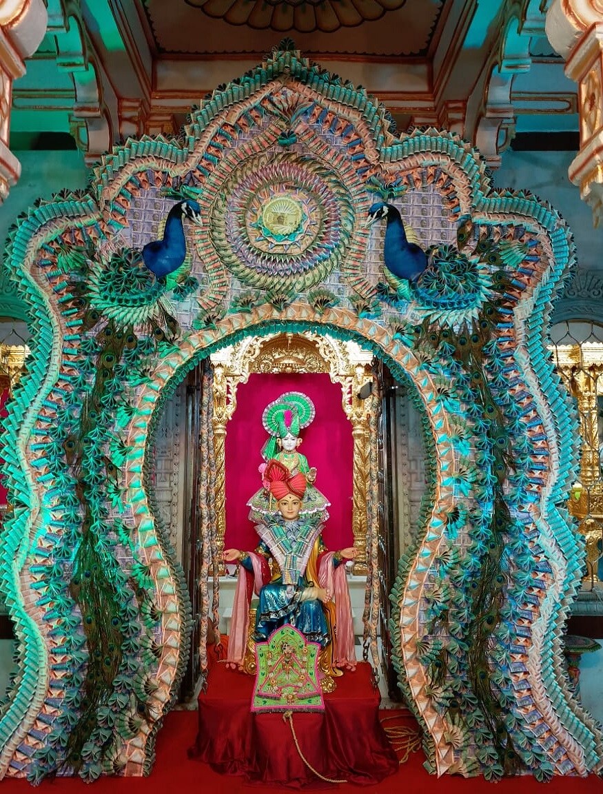 હિંડોળા દરમિયાન ભક્તિભાવથી ભગવાનને ઝૂલાવવામાં આવે છે. હિંડોળા ઉત્સવ એ ખાસ કરીને પુષ્ટિમાર્ગ અને સ્વામીનારાયણમાં વિશેષ મહત્ત્વ ધરાવે છે કારણ કે, સર્વ તંત્ર સ્વતંત્ર ભગવાન જ્યારે ભક્તને આધિન બની જાય એ જ તો પુષ્ટિ છે અને હિંડોળાના દિવસો એવા છે કે આખું વર્ષ આખા વિશ્વની ડોર જે પ્રભુના હાથમાં હોય, એ જ પ્રભુની ડોર હિંડોળાના દિવસોમાં ભક્તોના હાથમાં હોય છે. જેમ ભક્ત ઝુલાવે એમ પ્રભુ ઝૂલે. વર્ષા ઋતુને કારણે સુંદર લતા, પટાના ઝુલા બનાવે, વ્રજ ભક્તો પ્રભુને પધારવાની વિનંતી કરે છે અને પ્રભુ ભક્તોના ભાવથી ઝુલવા પધારે ત્યારે ભક્તોનું હૃદય આનંદમાં ડોલવા લાગે છે. હિંડોળા દરમિયાન ભક્તિભાવથી ભગવાનને ઝૂલાવવામાં આવે છે. હિંડોળા ઉત્સવ એ ખાસ કરીને પુષ્ટિમાર્ગ અને સ્વામીનારાયણમાં વિશેષ મહત્ત્વ ધરાવે છે કારણ કે, સર્વ તંત્ર સ્વતંત્ર ભગવાન જ્યારે ભક્તને આધિન બની જાય એ જ તો પુષ્ટિ છે અને હિંડોળાના દિવસો એવા છે કે આખું વર્ષ આખા વિશ્વની ડોર જે પ્રભુના હાથમાં હોય, એ જ પ્રભુની ડોર હિંડોળાના દિવસોમાં ભક્તોના હાથમાં હોય છે. જેમ ભક્ત ઝુલાવે એમ પ્રભુ ઝૂલે. વર્ષા ઋતુને કારણે સુંદર લતા, પટાના ઝુલા બનાવે, વ્રજ ભક્તો પ્રભુને પધારવાની વિનંતી કરે છે અને પ્રભુ ભક્તોના ભાવથી ઝુલવા પધારે ત્યારે ભક્તોનું હૃદય આનંદમાં ડોલવા લાગે છે.