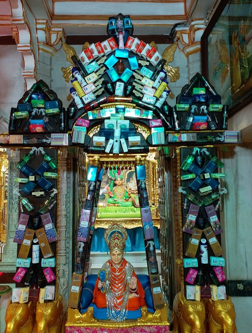 હિંડોળા ઉત્સવ એટલે આત્માને પરમાત્મામાં જોડીને ભક્તિનાં પુષ્પો પ્રભુને અપર્ણ કરવાનો અનુપમ અવસર, હિંડોળા પર્વ દરમિયાન પ્રભુની નજીક આવવાની તક સાંપડે છે. જેમાં સંતો ભક્તો અને વિદ્યાર્થીઓ સાથે મળીને વિવિધ પ્રકારના હિંડોળાની સજાવટનું કાર્ય કરે છે. વિવિધ પ્રકારના કલાત્મક હિંડોળા દર્શનનું સિડયુલ નીચે મુજબ છે. હિંડોળા ઉત્સવ એટલે આત્માને પરમાત્મામાં જોડીને ભક્તિનાં પુષ્પો પ્રભુને અપર્ણ કરવાનો અનુપમ અવસર, હિંડોળા પર્વ દરમિયાન પ્રભુની નજીક આવવાની તક સાંપડે છે. જેમાં સંતો ભક્તો અને વિદ્યાર્થીઓ સાથે મળીને વિવિધ પ્રકારના હિંડોળાની સજાવટનું કાર્ય કરે છે. વિવિધ પ્રકારના કલાત્મક હિંડોળા દર્શનનું સિડયુલ નીચે મુજબ છે.