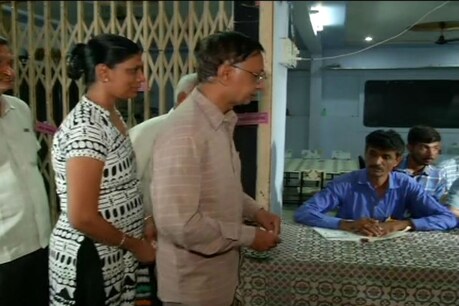 વરસાદી માહોલ વચ્ચે જૂનાગઢ મનપાની ચૂંટણી, સરેરાશ 50 ટકા મતદાન વરસાદી માહોલ વચ્ચે જૂનાગઢ મનપાની ચૂંટણી, સરેરાશ 50 ટકા મતદાન