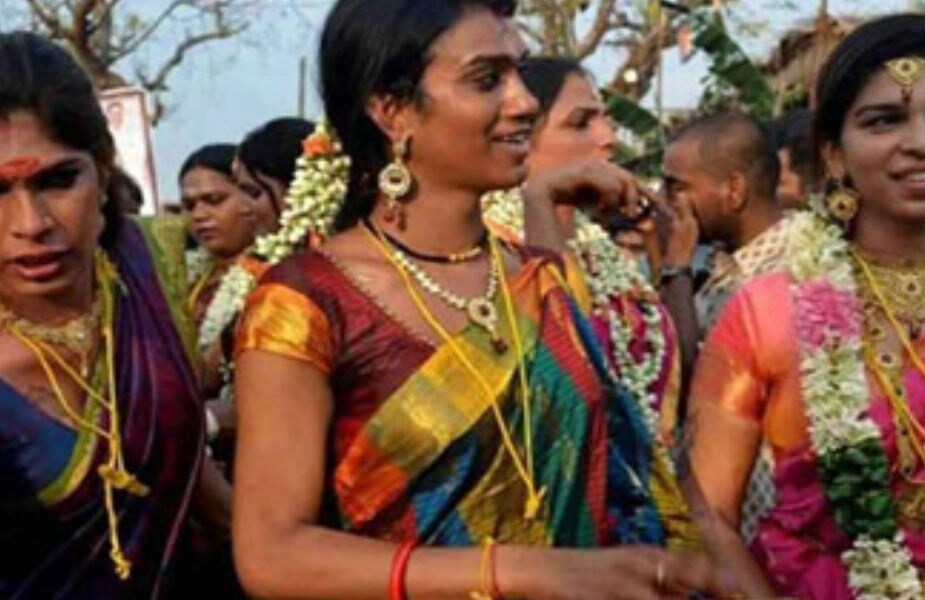 શબયાત્રા દરમ્યાન શબને ચાર ખભા પર લઈ જવાની પરંપરાથી બિલકુલ અલગ કિન્નરોમાં શબને ઉભુ રાખી અંતિમ સંસ્કાર માટે લઈ જવામાં આવે છે. એવી માન્યતા છે કે, સામાન્ય લોકો જો મૃત કિન્નરનું શરીર જોઈ પણ લે તો મૃતકને ફરી કિન્નરનો જ જન્મ મળે છે. શબયાત્રા દરમ્યાન શબને ચાર ખભા પર લઈ જવાની પરંપરાથી બિલકુલ અલગ કિન્નરોમાં શબને ઉભુ રાખી અંતિમ સંસ્કાર માટે લઈ જવામાં આવે છે. એવી માન્યતા છે કે, સામાન્ય લોકો જો મૃત કિન્નરનું શરીર જોઈ પણ લે તો મૃતકને ફરી કિન્નરનો જ જન્મ મળે છે.