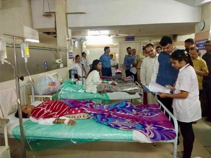 ઇજા ગ્રસ્તોની ખબર કાઢતા CM ફડણવીસ મલાડમાં દીવાલને અડીને ઝોપડી બાંધીને આ તમામ લોકો રહેતા હતાં. રાત્રે બે વાગ્યે દીવાલ પડવાથી આ દૂર્ઘટના બની હતી. (Image: Special Arrangement) ઇજા ગ્રસ્તોની ખબર કાઢતા CM ફડણવીસ મલાડમાં દીવાલને અડીને ઝોપડી બાંધીને આ તમામ લોકો રહેતા હતાં. રાત્રે બે વાગ્યે દીવાલ પડવાથી આ દૂર્ઘટના બની હતી. (Image: Special Arrangement)