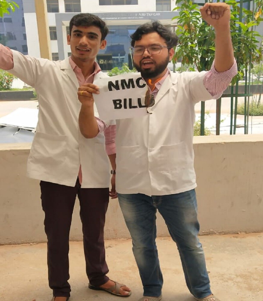 મેડિકલ એસોસિએશન દ્વારા હવે 23 જુલાઈ થી 29 જુલાઈ સુધી વિવિધ વિરોધ કાર્યક્રમ દ્વારા નેશનલ મેડિકલ કમિશન બિલ નો વિરોધ કરવામાં આવશે. જેમાં 23મીએ એન.એમ.સી. બિલ ની હોળી, 24મીએ વિદ્યાર્થીઓ મેડિકલ કોલેજોમાં ભૂખ હડતાળ કરશે. 25મીએ રાજ્યભરમાં વિવિધ મેડિકલ કોલેજમાં વિરોધ કરવામાં આવશે। જયારે 29મીએ આઈ.એમ.એ. હેડ ક્વાટર ખાતે માર્ચ કરવામાં આવશે. મેડિકલ એસોસિએશન દ્વારા હવે 23 જુલાઈ થી 29 જુલાઈ સુધી વિવિધ વિરોધ કાર્યક્રમ દ્વારા નેશનલ મેડિકલ કમિશન બિલ નો વિરોધ કરવામાં આવશે. જેમાં 23મીએ એન.એમ.સી. બિલ ની હોળી, 24મીએ વિદ્યાર્થીઓ મેડિકલ કોલેજોમાં ભૂખ હડતાળ કરશે. 25મીએ રાજ્યભરમાં વિવિધ મેડિકલ કોલેજમાં વિરોધ કરવામાં આવશે। જયારે 29મીએ આઈ.એમ.એ. હેડ ક્વાટર ખાતે માર્ચ કરવામાં આવશે.