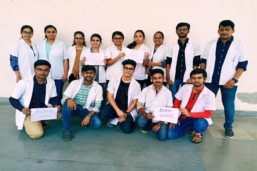 હિંમાંશુ વોરા, અમદાવાદ: કેન્દ્ર સરકાર દ્વારા સંસદમાં નવું નેશનલ મેડિકલ કમિશન બિલ રજુ કરી દેવામાં આવ્યું છે. જેના વિરોધમાં હવે મેડિકલ ક્ષેત્રે ઘેરા પ્રત્યાઘાત પડી રહ્યા છે. નેશનલ મેડિકલ કમિશન બિલ રજૂ થતા મેડિકલ કાઉન્સિલ ઓફ ઇન્ડિયાનું વજૂદ નહિ રહે ત્યારે વિવિધ મેડિકલ એસોસિએશન દ્વારા એન.એમ.સી. બિલ નો વિરોધ કરવામાં આવી રહ્યો છે. હિંમાંશુ વોરા, અમદાવાદ: કેન્દ્ર સરકાર દ્વારા સંસદમાં નવું નેશનલ મેડિકલ કમિશન બિલ રજુ કરી દેવામાં આવ્યું છે. જેના વિરોધમાં હવે મેડિકલ ક્ષેત્રે ઘેરા પ્રત્યાઘાત પડી રહ્યા છે. નેશનલ મેડિકલ કમિશન બિલ રજૂ થતા મેડિકલ કાઉન્સિલ ઓફ ઇન્ડિયાનું વજૂદ નહિ રહે ત્યારે વિવિધ મેડિકલ એસોસિએશન દ્વારા એન.એમ.સી. બિલ નો વિરોધ કરવામાં આવી રહ્યો છે.
