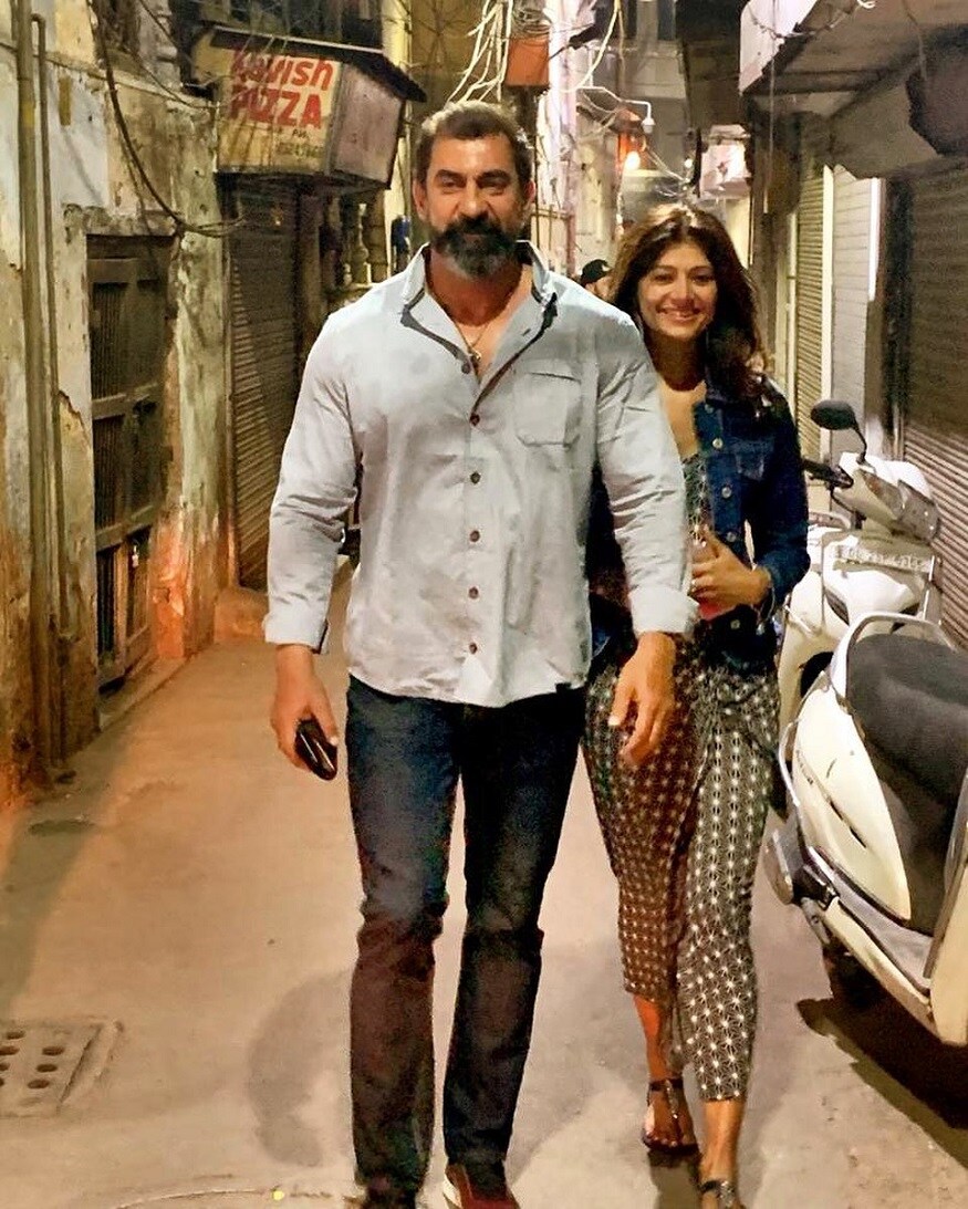આ બંને સોશિયલ મીડિયા પર તેમની પ્રેમભરી તસવીરો શેર કરતાં રહે છે. જ્યારથી બંનેની એક તસવીર સામે આવી છે ત્યારથી તેમનાં લગ્નની વાતોએ જોર પકડ્યું છે. આ બંને સોશિયલ મીડિયા પર તેમની પ્રેમભરી તસવીરો શેર કરતાં રહે છે. જ્યારથી બંનેની એક તસવીર સામે આવી છે ત્યારથી તેમનાં લગ્નની વાતોએ જોર પકડ્યું છે.