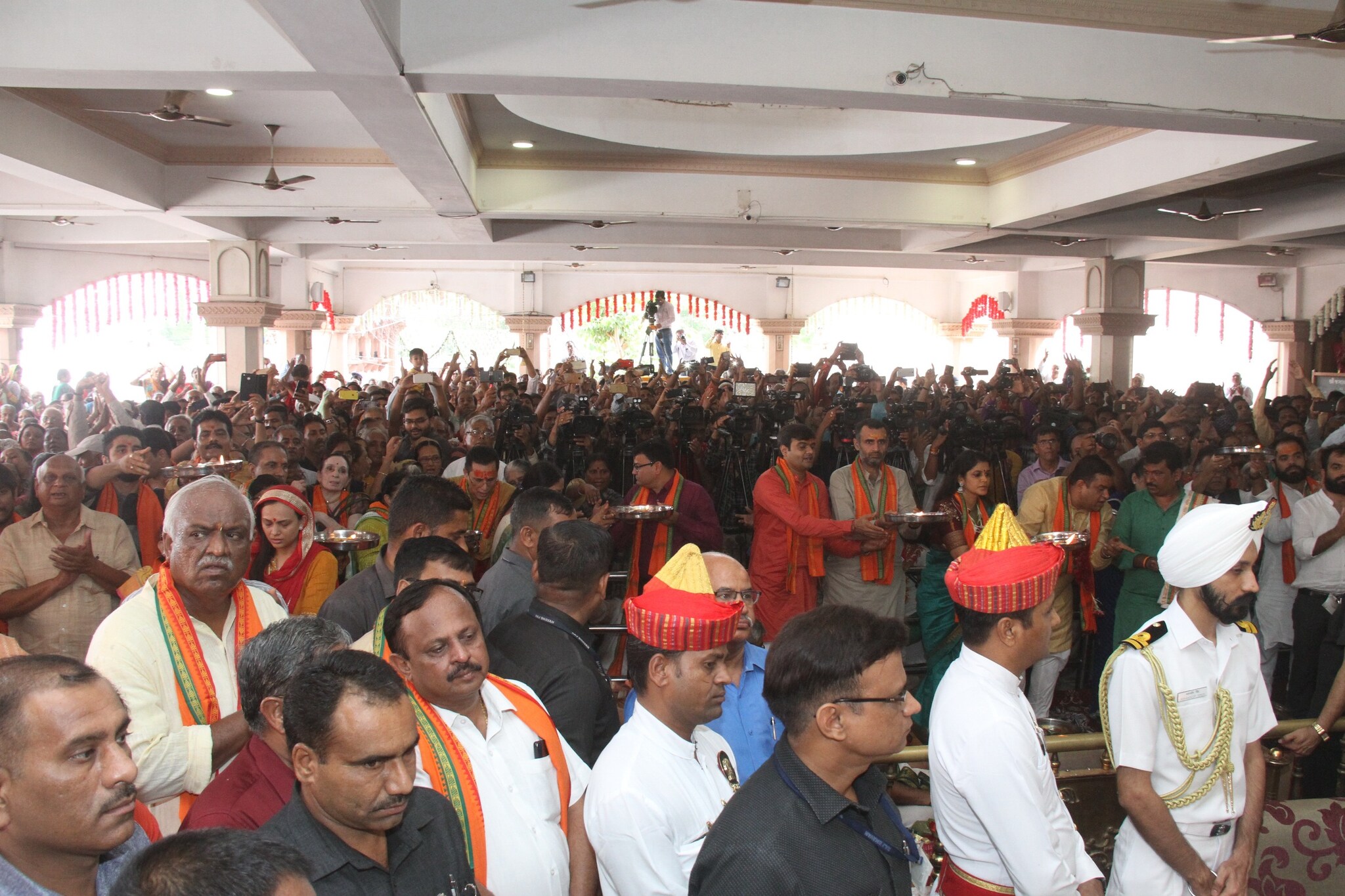મંદિરના સંતગણ સહિત મેયર શ્રીમતી બિજલબેન પટેલ તથા અમદાવાદના મ્યૂનિ.કમિશ્નર પદાધિકારીઓ, જગન્નાથ મંદિરના ટ્રસ્ટીઓ સંતો-મહંતો ભક્તો મોટી સંખ્યામાં ઉપસ્થિત રહ્યા હતા. મંદિરના સંતગણ સહિત મેયર શ્રીમતી બિજલબેન પટેલ તથા અમદાવાદના મ્યૂનિ.કમિશ્નર પદાધિકારીઓ, જગન્નાથ મંદિરના ટ્રસ્ટીઓ સંતો-મહંતો ભક્તો મોટી સંખ્યામાં ઉપસ્થિત રહ્યા હતા.