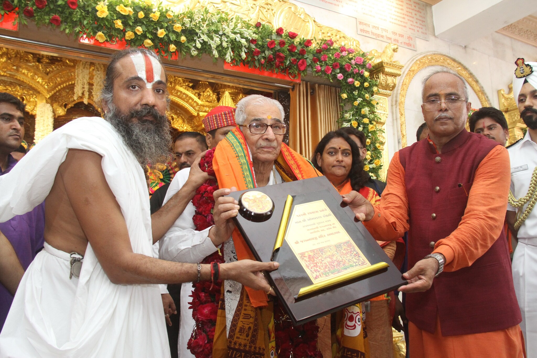 સામાન્ય રીતે ભક્તજનો ભગવાનના દર્શન માટે મંદિરમાં જતા હોય છે પરંતુ રથયાત્રાના આ દિવસે ભગવાન સામે ચાલીને સ્વયં ભક્તજનોના હાલચાલ પુછવા નગરચર્યાએ નીકળે છે. સામાન્ય રીતે ભક્તજનો ભગવાનના દર્શન માટે મંદિરમાં જતા હોય છે પરંતુ રથયાત્રાના આ દિવસે ભગવાન સામે ચાલીને સ્વયં ભક્તજનોના હાલચાલ પુછવા નગરચર્યાએ નીકળે છે.