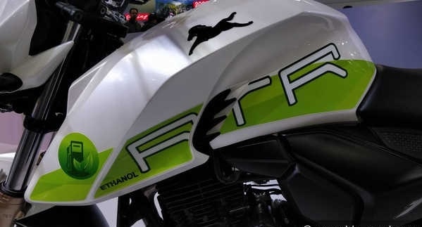 TVS Apache RTR 200 Fi E100 સ્પોર્ટ્સમાં લીલા કલરના ગ્રાફિક્સ અને ઇથેનોલ લોગો આપવામાં આવ્યો છે. આ બાઇક ટ્વિન સ્પ્રે ટ્વિન પોર્ટ ઇએફઆઇ ટેક્નોલૉજીથી સજ્જ છે. જે ચલાવવામાં આકર્ષક અને સારો રિસપોન્સ આપે છે. આ સિસ્ટમ તમામ પરિસ્થિતિઓમાં વધુ સારો પાવર આપે છે. TVS Apache RTR 200 Fi E100 સ્પોર્ટ્સમાં લીલા કલરના ગ્રાફિક્સ અને ઇથેનોલ લોગો આપવામાં આવ્યો છે. આ બાઇક ટ્વિન સ્પ્રે ટ્વિન પોર્ટ ઇએફઆઇ ટેક્નોલૉજીથી સજ્જ છે. જે ચલાવવામાં આકર્ષક અને સારો રિસપોન્સ આપે છે. આ સિસ્ટમ તમામ પરિસ્થિતિઓમાં વધુ સારો પાવર આપે છે.