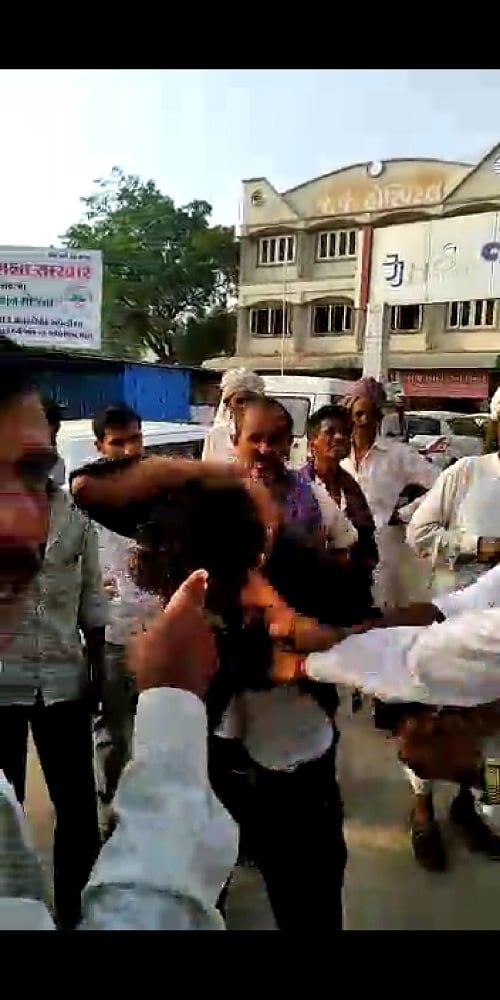 થરાદમાં હાઈવે પર આવેલ જે.જે.હોસ્પિટલ માંથી આજે બપોરના સમયે એક દર્દીના સગા પાસેથી મોબાઈલ ઝુંટવી નાસવા જતો એક યુવક ઝડપાઈ ગયો હતો. મોબાઈલ ચોરીને ભાગતા ઝડપાયેલા યુવકને લોકોએ બરાબરનો મેથીપાક ચખાડ્યો હતો. થરાદમાં હાઈવે પર આવેલ જે.જે.હોસ્પિટલ માંથી આજે બપોરના સમયે એક દર્દીના સગા પાસેથી મોબાઈલ ઝુંટવી નાસવા જતો એક યુવક ઝડપાઈ ગયો હતો. મોબાઈલ ચોરીને ભાગતા ઝડપાયેલા યુવકને લોકોએ બરાબરનો મેથીપાક ચખાડ્યો હતો.