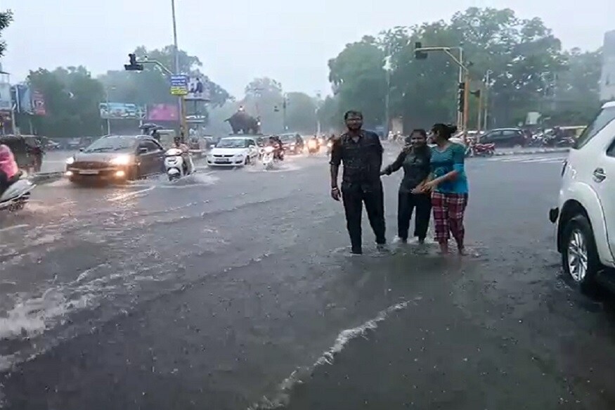 વડોદરામાં ધોધમાર વરસાદ વરસી રહ્યો છે. મેઘરાજાએ ધમાકેદાર બેટિંગ કરતા શહેર પાણી પાણી થઈ ગયું છે. સાંજના 6 વાગ્યાના આંકડા અનુસાર, શહેરમાં માત્ર 4 કલાકમાં 10 ઈંચથી વધુ વરસાદ ખાબકતા નીચાણવાળા વિસ્તારો સહિત અનેક જગ્યા પર પાણી ભરાઈ ગયા છે. જેની અસર જનજવન પર પડી છે. વડોદરામાં ધોધમાર વરસાદ વરસી રહ્યો છે. મેઘરાજાએ ધમાકેદાર બેટિંગ કરતા શહેર પાણી પાણી થઈ ગયું છે. સાંજના 6 વાગ્યાના આંકડા અનુસાર, શહેરમાં માત્ર 4 કલાકમાં 10 ઈંચથી વધુ વરસાદ ખાબકતા નીચાણવાળા વિસ્તારો સહિત અનેક જગ્યા પર પાણી ભરાઈ ગયા છે. જેની અસર જનજવન પર પડી છે.