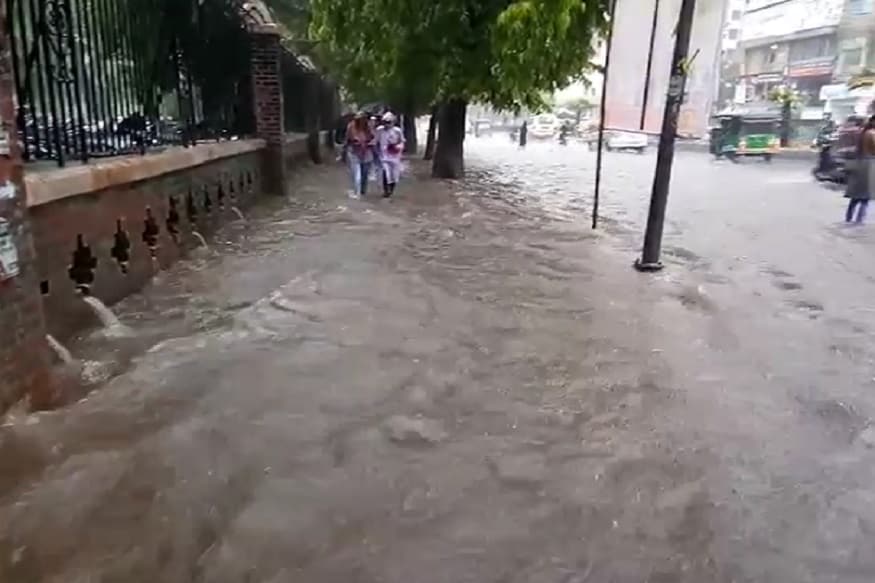 ભારે વરસાદને પગલે શહેરની મધ્યમાંથી પસાર થતી વિશ્વામિત્રીમાં વરસાદનું પાણી ઠલવાતા નદીની સપાટી 11 ફૂટે પહોંચી ગઇ હતી. આ સાથે શહેરના ખાલીખમ તળાવો પણ ભરાઇ ગયા હતા. શહેરના માર્ગો ઉપર ભરાયેલા પાણીના પગલે શહેરી બસ સેવા બંધ કરી દેવાની ફરજ પડી હતી. તો ઓટોરિક્ષા ચાલકોને તડાકો થઇ ગયો હતો. ભારે વરસાદને પગલે શહેરની મધ્યમાંથી પસાર થતી વિશ્વામિત્રીમાં વરસાદનું પાણી ઠલવાતા નદીની સપાટી 11 ફૂટે પહોંચી ગઇ હતી. આ સાથે શહેરના ખાલીખમ તળાવો પણ ભરાઇ ગયા હતા. શહેરના માર્ગો ઉપર ભરાયેલા પાણીના પગલે શહેરી બસ સેવા બંધ કરી દેવાની ફરજ પડી હતી. તો ઓટોરિક્ષા ચાલકોને તડાકો થઇ ગયો હતો.