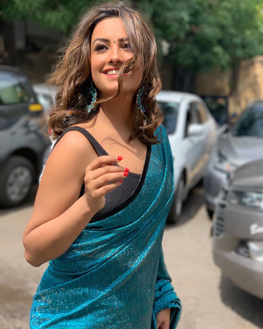 સલમાન ખાન પ્રોડક્શન્સ આ શો નો એક ભાગ બનવા વિશે અનિતા કહે છે, "મને ડાન્સ કરવો ખૂબ પસંદ છે અને હું હંમેશા નચ બલિયેનો ભાગ બનવા માંગતી હતી પરંતુ પહેલા અન્ય શો પ્રત્યે જવાબદારીને લઇને આમા સામેલ ન થઇ શકી. હવે મારા તમામ શો પૂરા થઇ ચુક્યા છે અને હવે મારે દિવસ-રાત સુધી વ્યસ્ત રહેવું નથી. એટલે મે આ શો માટે હા કરી છે. સલમાન ખાન પ્રોડક્શન્સ આ શો નો એક ભાગ બનવા વિશે અનિતા કહે છે, "મને ડાન્સ કરવો ખૂબ પસંદ છે અને હું હંમેશા નચ બલિયેનો ભાગ બનવા માંગતી હતી પરંતુ પહેલા અન્ય શો પ્રત્યે જવાબદારીને લઇને આમા સામેલ ન થઇ શકી. હવે મારા તમામ શો પૂરા થઇ ચુક્યા છે અને હવે મારે દિવસ-રાત સુધી વ્યસ્ત રહેવું નથી. એટલે મે આ શો માટે હા કરી છે.