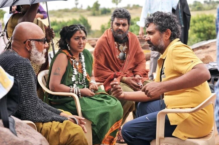 બાહુબલી સીરિઝ માટેનું સમગ્ર ક્રૂ મેમ્બર સવારે 3.30 વાગ્યે ઉઠીને શૂટિંગ શરુ કરી દેતા હતા. આવું ક્રૂ એ પાંચ વર્ષ માટે કર્યું. ફિલ્મના યુદ્ધ સીનમાાં ટેક્નોલૉજીનો ભારે ઉપયોગ થયો છે. ફિલ્મમાં ક્લાઇમેક્સ શૂટ કરવાનું સૌથી મુશ્કેલ હતું. 2 મિનિટના દ્રશ્યને શૂટ કરવા માટે લગભગ 100 દિવસનો સમય લાગ્યો. બાહુબલી સીરિઝ માટેનું સમગ્ર ક્રૂ મેમ્બર સવારે 3.30 વાગ્યે ઉઠીને શૂટિંગ શરુ કરી દેતા હતા. આવું ક્રૂ એ પાંચ વર્ષ માટે કર્યું. ફિલ્મના યુદ્ધ સીનમાાં ટેક્નોલૉજીનો ભારે ઉપયોગ થયો છે. ફિલ્મમાં ક્લાઇમેક્સ શૂટ કરવાનું સૌથી મુશ્કેલ હતું. 2 મિનિટના દ્રશ્યને શૂટ કરવા માટે લગભગ 100 દિવસનો સમય લાગ્યો.