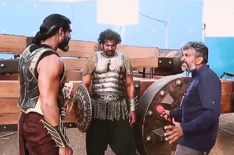 મહેષ્મતી સામ્રાજ્યમાં લાગેલા ભલાલદેવની પ્રતિમાનું 400 કિલો વજન હતુ. તે લગભગ 400 લોકોની ટીમ દ્વારા બનાવવામાં આવ્યું હતુ. તે 4 જુદા જુદા ભાગોમાં તૈયાર કરવામાં આવ્યું હતું. તેમાં લગભગ 1 મહિનાનો સમય લાગ્યો. ફિલ્મના ક્રૂ સભ્યોને ભલાલદેવની મૂર્તિને લગાવવાનો વિચાર ગ્રીસના કોલોસસ ઓફ રોહડ્સમાંથી આવ્યો હતો. મહેષ્મતી સામ્રાજ્યમાં લાગેલા ભલાલદેવની પ્રતિમાનું 400 કિલો વજન હતુ. તે લગભગ 400 લોકોની ટીમ દ્વારા બનાવવામાં આવ્યું હતુ. તે 4 જુદા જુદા ભાગોમાં તૈયાર કરવામાં આવ્યું હતું. તેમાં લગભગ 1 મહિનાનો સમય લાગ્યો. ફિલ્મના ક્રૂ સભ્યોને ભલાલદેવની મૂર્તિને લગાવવાનો વિચાર ગ્રીસના કોલોસસ ઓફ રોહડ્સમાંથી આવ્યો હતો.