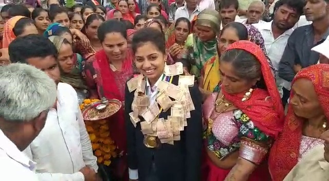 બાંગ્લાદેશના ઢાકામાં એશિયન યોગા કોમ્પિટીશનનું આયોજન કરાયું હતું. જેમાં વિશ્વભરના અનેક દેશો વચ્ચે સ્પર્ધા યોજાઇ હતી. આ સ્પર્ધામાં સોમનાથના લાટી ગામના ખેડૂતની પુત્રી ભારતી સોલંકીએ સીલ્વર, ગોલ્ડ અને બ્રોન્ઝ મેડલ મેળવ્યો છે. તેનું આજે તેના ગામમાં ઉષ્માભેર સ્વાગત કરાયું હતું. બાંગ્લાદેશના ઢાકામાં એશિયન યોગા કોમ્પિટીશનનું આયોજન કરાયું હતું. જેમાં વિશ્વભરના અનેક દેશો વચ્ચે સ્પર્ધા યોજાઇ હતી. આ સ્પર્ધામાં સોમનાથના લાટી ગામના ખેડૂતની પુત્રી ભારતી સોલંકીએ સીલ્વર, ગોલ્ડ અને બ્રોન્ઝ મેડલ મેળવ્યો છે. તેનું આજે તેના ગામમાં ઉષ્માભેર સ્વાગત કરાયું હતું.