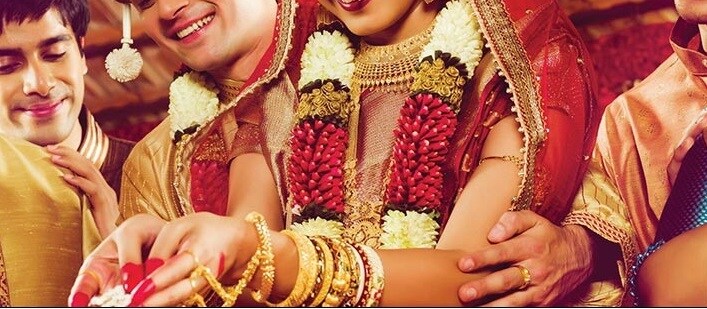 27 મી જૂને એક કાર્યક્રમમાં મનીષના માતા-પિતા ગયા. બપોરે મનીષ અને રિયાને પણ જવાનું હતુ. કાર્યક્રમમાં જવા માટે રિયાએ તમામ ઘરેણાં પહેર્યા હતા. રિયાએ ભાગવા માટે તેના પતિને મેડિકલ દુકાનમાં જવા કહ્યું ત્યારે મનીષના મોટાભાઇએ તેને રોકી દીધો. ત્યારે લૂંટેરી દુલ્હનને સાસરિયાના ઘરની બહારનો ફોટો પાડીને વોટ્સએપ પર તેમના પ્રેમીને મોકલી દીધો. ત્યારબાદ તેણી ફરાર થઇ ગઇ. 27 મી જૂને એક કાર્યક્રમમાં મનીષના માતા-પિતા ગયા. બપોરે મનીષ અને રિયાને પણ જવાનું હતુ. કાર્યક્રમમાં જવા માટે રિયાએ તમામ ઘરેણાં પહેર્યા હતા. રિયાએ ભાગવા માટે તેના પતિને મેડિકલ દુકાનમાં જવા કહ્યું ત્યારે મનીષના મોટાભાઇએ તેને રોકી દીધો. ત્યારે લૂંટેરી દુલ્હનને સાસરિયાના ઘરની બહારનો ફોટો પાડીને વોટ્સએપ પર તેમના પ્રેમીને મોકલી દીધો. ત્યારબાદ તેણી ફરાર થઇ ગઇ.