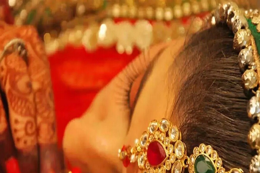 જયપુરના ગલતા ગેટ પાસે ગણેશ કોલોનીમાં રહેનારા મનીષ ગુપ્તાને લૂંટીને ભાગી જનાર દુલ્હન રિયાએ આ કામ એક સફળતા સાથે કર્યુ. ફરાર થયા પહેલા રિયાએ સાસરીયાના ઘરની બહારનો ફોટો લઇને તેમના સાથીને વોટ્સએપ પર મોકલી દીધો હતો જેથી સરળતાથી મકાન મળી શકે, જયપુરના ગલતા ગેટ પાસે ગણેશ કોલોનીમાં રહેનારા મનીષ ગુપ્તાને લૂંટીને ભાગી જનાર દુલ્હન રિયાએ આ કામ એક સફળતા સાથે કર્યુ. ફરાર થયા પહેલા રિયાએ સાસરીયાના ઘરની બહારનો ફોટો લઇને તેમના સાથીને વોટ્સએપ પર મોકલી દીધો હતો જેથી સરળતાથી મકાન મળી શકે,
