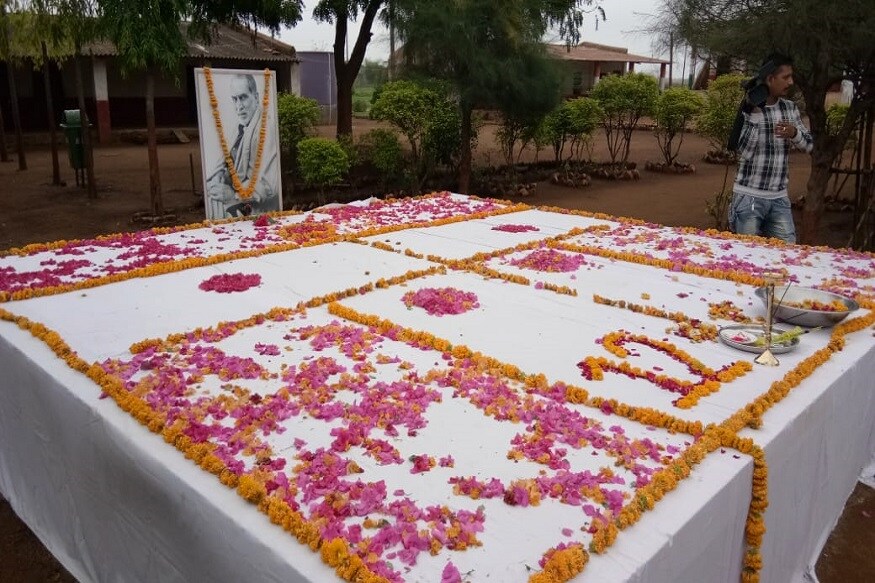 ડેડીયાપાડાના ચીકદા ખાતેના આશ્રમ શાળાના સંચાલક કે. મોહન આર્યના જણાવ્યા અનુસાર ચંદ્રશેખરજીને આદિવાસી વિસ્તારના વિકાસમાં રસ હતો. અને તેને કારણેજ તેઓએ નર્મદાના ચીકડાંમાં તેમની ભારત યાત્રા દરમિયાન એક આશ્રમ શાળા સ્થાપી હતી. ડેડીયાપાડાના ચીકદા ખાતેના આશ્રમ શાળાના સંચાલક કે. મોહન આર્યના જણાવ્યા અનુસાર ચંદ્રશેખરજીને આદિવાસી વિસ્તારના વિકાસમાં રસ હતો. અને તેને કારણેજ તેઓએ નર્મદાના ચીકડાંમાં તેમની ભારત યાત્રા દરમિયાન એક આશ્રમ શાળા સ્થાપી હતી.