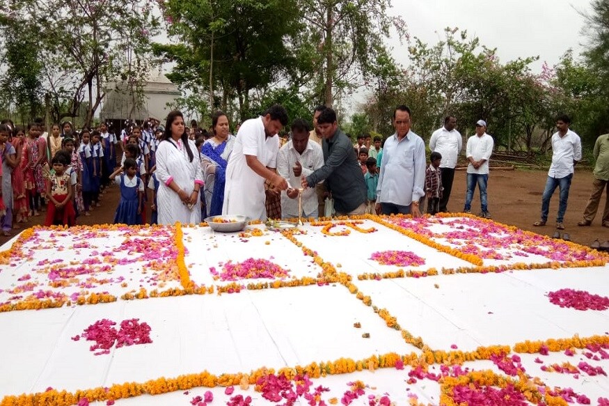ભારતના પૂર્વ પ્રધાનમંત્રી ચંદ્રશેખરની 12મી પૂણ્યતિથિ છે. સ્વ.ચંદ્રશેખરની એક સમાધિ દિલ્હીમાં છે. તથા તેમને સ્થાપેલી એક સંસ્થાને કારણે અને તેમના નર્મદા જિલ્લાના લગાવને કારણે એક સમાધિ નર્મદાના ચીકદા ખાતે પણ છે. ત્યારે તેમની 12મી પૂણ્ય તિથિ નિમિત્તે તેમની સંસ્થાના કાર્યકર્તાઓ અને બાળકો સાથે આજે ઉજવાઈ હતી. જોકે આ સ્થળ પર ક્યારેય કોઈ મોટા નેતાઓ ફરકતા નથી. (દિપક પટેલ,નર્મદા) ભારતના પૂર્વ પ્રધાનમંત્રી ચંદ્રશેખરની 12મી પૂણ્યતિથિ છે. સ્વ.ચંદ્રશેખરની એક સમાધિ દિલ્હીમાં છે. તથા તેમને સ્થાપેલી એક સંસ્થાને કારણે અને તેમના નર્મદા જિલ્લાના લગાવને કારણે એક સમાધિ નર્મદાના ચીકદા ખાતે પણ છે. ત્યારે તેમની 12મી પૂણ્ય તિથિ નિમિત્તે તેમની સંસ્થાના કાર્યકર્તાઓ અને બાળકો સાથે આજે ઉજવાઈ હતી. જોકે આ સ્થળ પર ક્યારેય કોઈ મોટા નેતાઓ ફરકતા નથી. (દિપક પટેલ,નર્મદા)