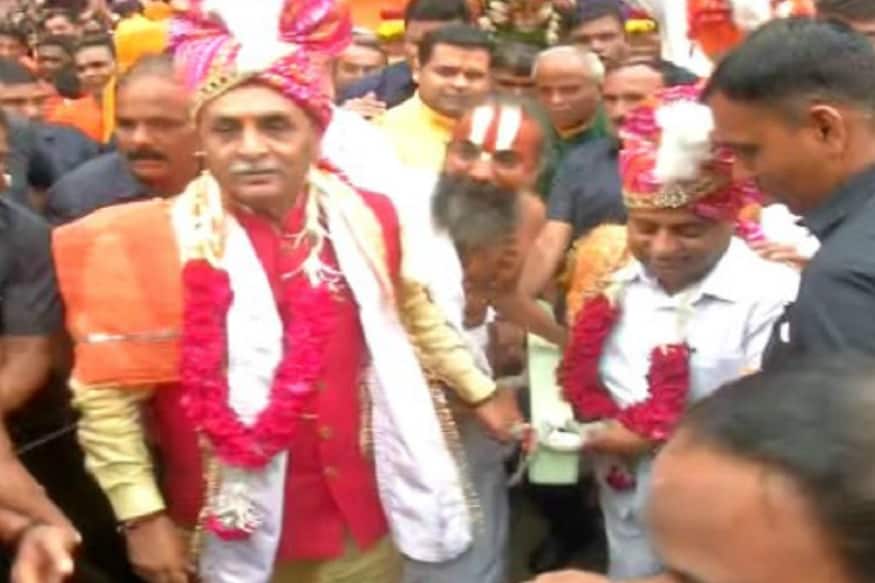 અમદાવાદની રથયાત્રામાં છેલ્લા 26 વર્ષથી રથયાત્રાનો પ્રારંભ પહેલા પહિંદવિધિ કરવામાં આવે છે. તેમાં રાજ્યનાં સીએમ સોનાની સાવરણીથી રથયાત્રાનો રસ્તો સાફ કરે છે. ત્યારબાદ મુખ્યપ્રધાન રથનું દોરડું ખેંચીને રથયાત્રાનો પ્રારંભ કરાવે છે. અમદાવાદની રથયાત્રામાં છેલ્લા 26 વર્ષથી રથયાત્રાનો પ્રારંભ પહેલા પહિંદવિધિ કરવામાં આવે છે. તેમાં રાજ્યનાં સીએમ સોનાની સાવરણીથી રથયાત્રાનો રસ્તો સાફ કરે છે. ત્યારબાદ મુખ્યપ્રધાન રથનું દોરડું ખેંચીને રથયાત્રાનો પ્રારંભ કરાવે છે.
