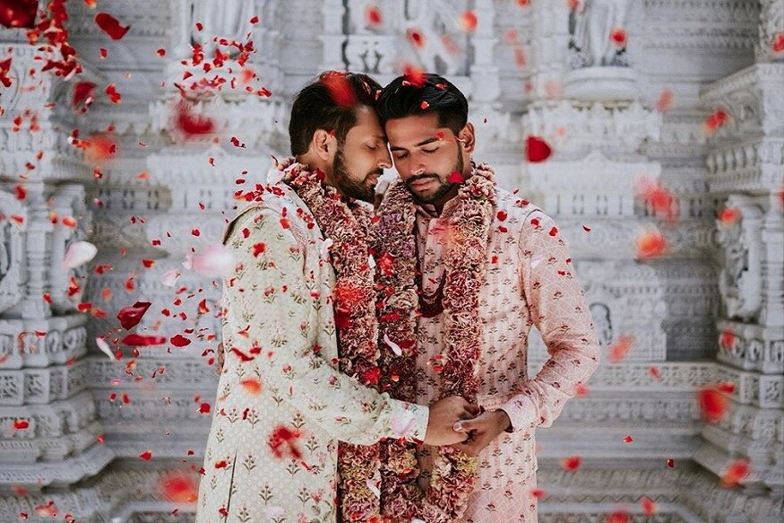 અમેરિકાનાં ન્યૂજર્સી શહેરનાં ભારતીય મૂળનાં બે યુવકોએ સમલૈંગિક લગ્ન કર્યા છે. આમાંથી એક યુવક ગુજરાતી અમિત શાહ છે. અને બીજાનું નામ આદિત્ય મદિરાજુ છે. અમેરિકાનાં ન્યૂજર્સી શહેરનાં ભારતીય મૂળનાં બે યુવકોએ સમલૈંગિક લગ્ન કર્યા છે. આમાંથી એક યુવક ગુજરાતી અમિત શાહ છે. અને બીજાનું નામ આદિત્ય મદિરાજુ છે.