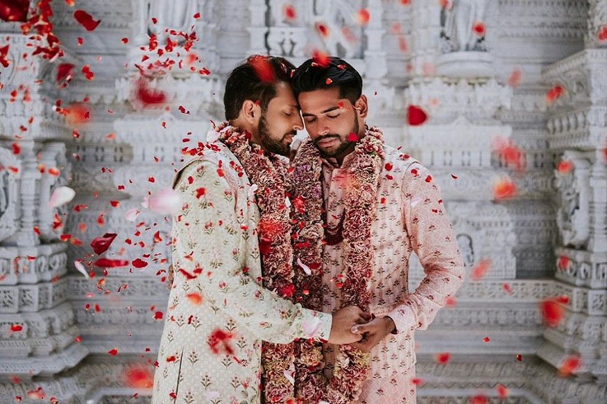  અમેરિકાનાં ન્યૂજર્સી શહેરનાં ભારતીય મૂળનાં બે યુવકોએ સમલૈંગિક લગ્ન કર્યા છે. આમાંથી એક યુવક ગુજરાતી અમિત શાહ છે. અને બીજાનું નામ આદિત્ય મદિરાજુ છે.