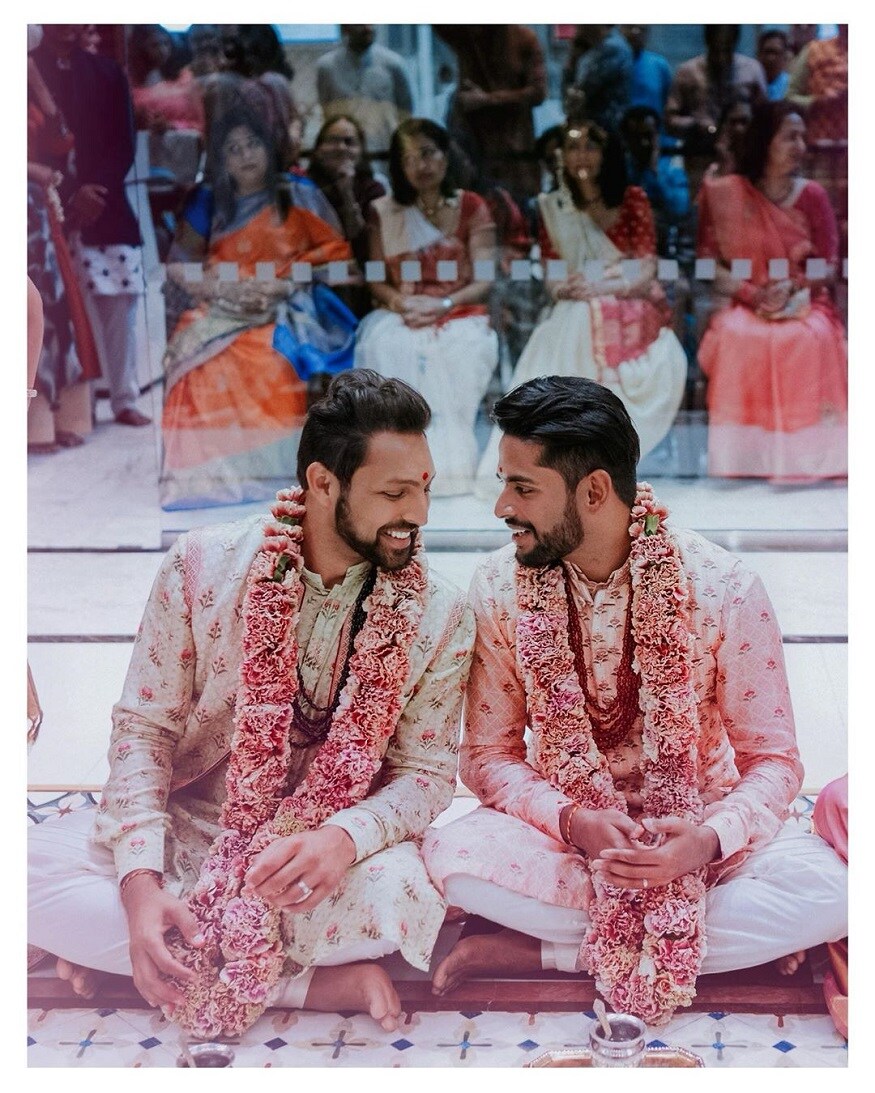 આ કપલે સોશિયલ મીડિયા પર તેમની તસવીરો શેર કરતાં તેમને અઢળક શુભેચ્છાઓ મળી રહી છે. અમિત અને આદિત્યની લવ સ્ટોરી પણ ઘણી ખાસ છે. આ કપલે સોશિયલ મીડિયા પર તેમની તસવીરો શેર કરતાં તેમને અઢળક શુભેચ્છાઓ મળી રહી છે. અમિત અને આદિત્યની લવ સ્ટોરી પણ ઘણી ખાસ છે.