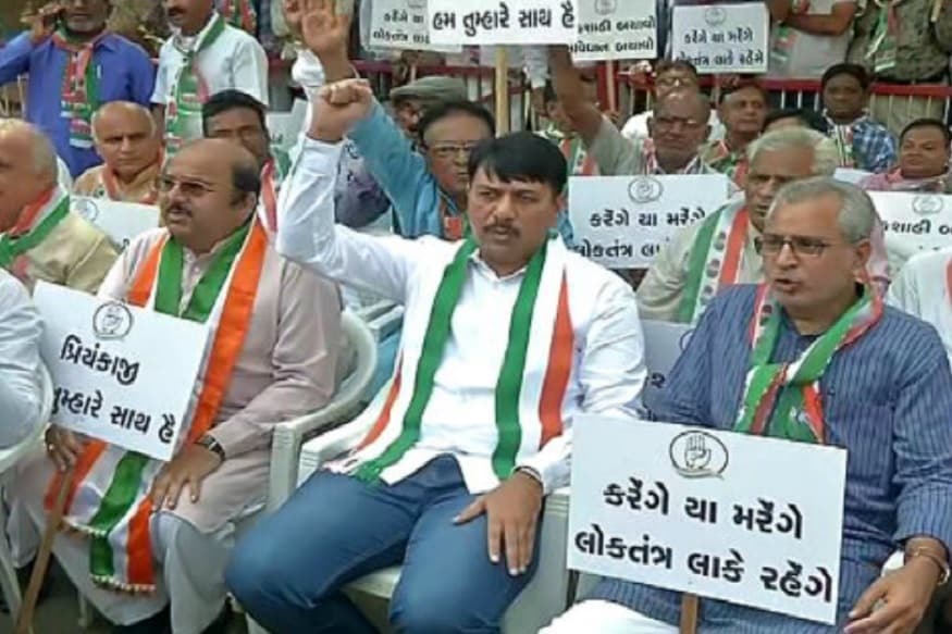આ અંગે અમિત ચાવડાએ કહ્યું કે નરસંહારના મૃતક પરિવારોની મુલાકાતે જઈ રહેલા અખિલ ભારતીય રાષ્ટ્રીય કોંગ્રેસના મહામંત્રી પ્રિયંકા ગાંધીની ભાજપ સરકારના ઈશારે સ્થાનિક પોલીસ દ્વારા ખોટી રીતે અટકાયત કરવામાં આવી છે. આ અંગે અમિત ચાવડાએ કહ્યું કે નરસંહારના મૃતક પરિવારોની મુલાકાતે જઈ રહેલા અખિલ ભારતીય રાષ્ટ્રીય કોંગ્રેસના મહામંત્રી પ્રિયંકા ગાંધીની ભાજપ સરકારના ઈશારે સ્થાનિક પોલીસ દ્વારા ખોટી રીતે અટકાયત કરવામાં આવી છે.