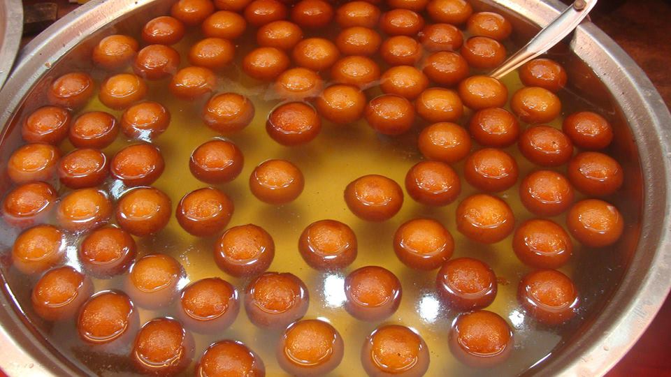ગુલાબજાંબુ એ ખુબ જ સ્વાદિષ્ટ મીઠાઈ છે. તે માવામાંથી બનાવી શકાય છે, પરંતુ બજારના માવામાં ક્યારેક ભેળસેળ થાય છે અથવા બગડી ગયેલ હોય છે, તો આજે શીખો મિલ્ક પાઉડરના ગુલાબજાંબુ ગુલાબજાંબુ એ ખુબ જ સ્વાદિષ્ટ મીઠાઈ છે. તે માવામાંથી બનાવી શકાય છે, પરંતુ બજારના માવામાં ક્યારેક ભેળસેળ થાય છે અથવા બગડી ગયેલ હોય છે, તો આજે શીખો મિલ્ક પાઉડરના ગુલાબજાંબુ