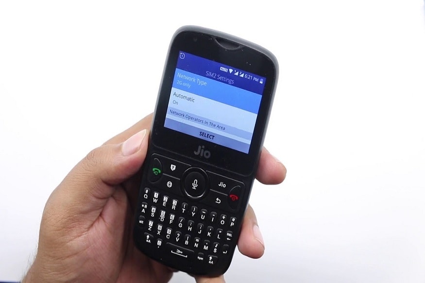 JioPhone2 માં સંપૂર્ણ કીબોર્ડ સાથે આડી સ્ક્રીન ડિસ્પેલે હશે. કીબોર્ડમાં ક્વોર્ટી કીપેડ આપવામાં આવ્યું છે, જે ટાઇપ કરવામાં વધુ સરળ બનાવે છે. આ ફોનમાં તમને 2.4 ઇંચની ડિસ્પ્લે અને 512 એમબીની રેમ મળે છે. આમાં તમને 4 જીબી ઇન્ટરનલ સ્ટોરેજ મળશે, જેને માઇક્રો એસડી કાર્ડ દ્વારા 128 જીબી સુધી વધારી શકાય છે. JioPhone2 માં સંપૂર્ણ કીબોર્ડ સાથે આડી સ્ક્રીન ડિસ્પેલે હશે. કીબોર્ડમાં ક્વોર્ટી કીપેડ આપવામાં આવ્યું છે, જે ટાઇપ કરવામાં વધુ સરળ બનાવે છે. આ ફોનમાં તમને 2.4 ઇંચની ડિસ્પ્લે અને 512 એમબીની રેમ મળે છે. આમાં તમને 4 જીબી ઇન્ટરનલ સ્ટોરેજ મળશે, જેને માઇક્રો એસડી કાર્ડ દ્વારા 128 જીબી સુધી વધારી શકાય છે.