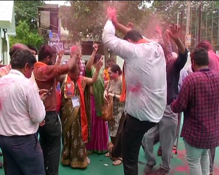 પરિણામો જાહેર થયા બાદ ભાજપના કાર્યકરોએ જૂનાગઢના પાર્ટી મુખ્યાલયે અબીલ ગુલાલ છાંટીને ઉજવણી કરી હતી પરિણામો જાહેર થયા બાદ ભાજપના કાર્યકરોએ જૂનાગઢના પાર્ટી મુખ્યાલયે અબીલ ગુલાલ છાંટીને ઉજવણી કરી હતી