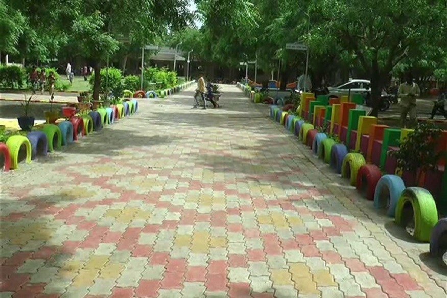 શિક્ષણનું સ્તર શહેરમાં સારું અને ગામડાઓમાં નબળું હોય છે તેવી એક માન્યતા પ્રવર્તી રહી છે. આવા સમયમાં અમરેલી જિલ્લાના બગસરા તાલુકાના જૂની હળિયાદ ગામે અવળી ગંગા વહી રહી છે. આ ગામમાં સરકારી પ્રાથમિક શાળા એવી છે કે જ્યાં શહેર માંથી બાળકો અભ્યાસ કરવા માટે આવે છે. વર્ષો જૂની આ સરકારી પ્રાથમિક શાળા છેલ્લા ત્રણ વર્ષમાં જાણે કે અમરેલી જિલ્લાની મોડેલ શાળા બની ચુકી છે. અહીના સ્થાનિક દાતાઓ અને ગ્રામજનોએ આ શાળાને અતિ આધુનિક શાળા બનાવી દીધી છે. શિક્ષણનું સ્તર શહેરમાં સારું અને ગામડાઓમાં નબળું હોય છે તેવી એક માન્યતા પ્રવર્તી રહી છે. આવા સમયમાં અમરેલી જિલ્લાના બગસરા તાલુકાના જૂની હળિયાદ ગામે અવળી ગંગા વહી રહી છે. આ ગામમાં સરકારી પ્રાથમિક શાળા એવી છે કે જ્યાં શહેર માંથી બાળકો અભ્યાસ કરવા માટે આવે છે. વર્ષો જૂની આ સરકારી પ્રાથમિક શાળા છેલ્લા ત્રણ વર્ષમાં જાણે કે અમરેલી જિલ્લાની મોડેલ શાળા બની ચુકી છે. અહીના સ્થાનિક દાતાઓ અને ગ્રામજનોએ આ શાળાને અતિ આધુનિક શાળા બનાવી દીધી છે.