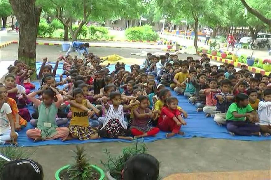 પ્રાથમિક શાળાના દરેક ઓરડા હવે વાતાનુકુલિત છે. આ શાળાના બે ક્લાસને સ્માર્ટ ક્લાસ બનાવવામાં આવ્યા છે. જ્યાં બાળકો ને હાઇટેક ટેકનોલોજીની મદદથી અભ્યાસ કરાવવામાં આવે છે. આવી અનેક વિશેષતા ધરાવતી શાળામાં તાલુકામથક બગસરા શહેરમાંથી બાળકો બસમાં મુસાફરી કરીને અભ્યાસ કરવા માટે આવે છે. આ શાળામાં અભ્યાસ કરવો એ બાળકો માટે હવે ગૌરવ સમાન બની ગયું છે. પ્રાથમિક શાળાના દરેક ઓરડા હવે વાતાનુકુલિત છે. આ શાળાના બે ક્લાસને સ્માર્ટ ક્લાસ બનાવવામાં આવ્યા છે. જ્યાં બાળકો ને હાઇટેક ટેકનોલોજીની મદદથી અભ્યાસ કરાવવામાં આવે છે. આવી અનેક વિશેષતા ધરાવતી શાળામાં તાલુકામથક બગસરા શહેરમાંથી બાળકો બસમાં મુસાફરી કરીને અભ્યાસ કરવા માટે આવે છે. આ શાળામાં અભ્યાસ કરવો એ બાળકો માટે હવે ગૌરવ સમાન બની ગયું છે.