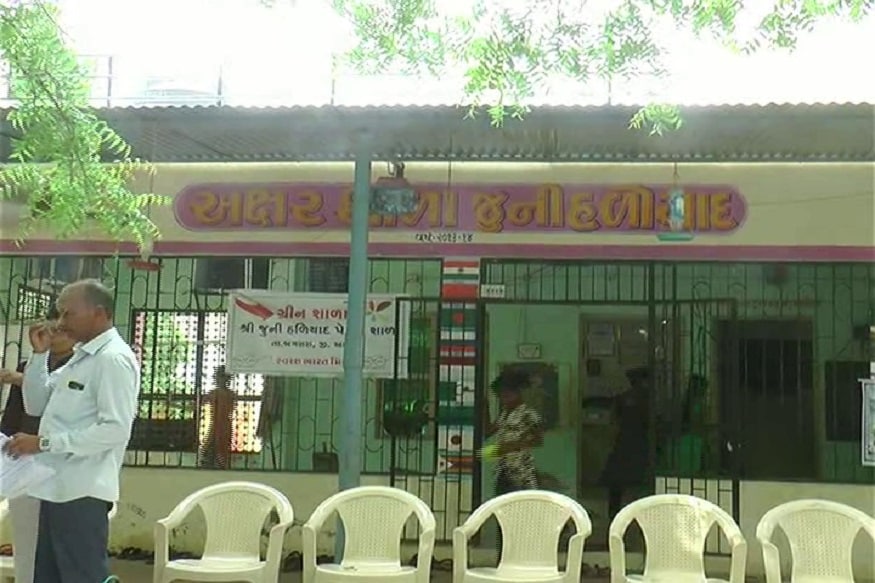 રાજન ગઢિયા અમરેલીઃ તમે એવું ક્યારેય સાંભળ્યું છે કે શહેરમાં રહેતા બાળકો કોઈ ગામડે અભ્યાસ કરવા જતા હોય? આજના સમયમાં અભ્યાસ કરતા બાળકોના વાલીઓ એવી લઘુતાગ્રંથીથી પીડાય રહ્યા છે કે સારા શિક્ષણ માટે બાળકને શહેરની શાળાઓમાં જ મોકલવા પડે. પરંતુ આજે અમે આપને એક એવા ગામની મુલાકાત કરાવશું કે જયાની પ્રાથમિક શાળા માં શહેરના બાળકો અભ્યાસ કરવા માટે આવે છે. રાજન ગઢિયા અમરેલીઃ તમે એવું ક્યારેય સાંભળ્યું છે કે શહેરમાં રહેતા બાળકો કોઈ ગામડે અભ્યાસ કરવા જતા હોય? આજના સમયમાં અભ્યાસ કરતા બાળકોના વાલીઓ એવી લઘુતાગ્રંથીથી પીડાય રહ્યા છે કે સારા શિક્ષણ માટે બાળકને શહેરની શાળાઓમાં જ મોકલવા પડે. પરંતુ આજે અમે આપને એક એવા ગામની મુલાકાત કરાવશું કે જયાની પ્રાથમિક શાળા માં શહેરના બાળકો અભ્યાસ કરવા માટે આવે છે.