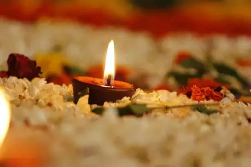 1 - કામિકા એકાદશીના દિવસે ભગવાન વિષ્ણુના તમામ નામનો જાપ કરવો જોઈએ. શ્રીમદ ભાગવત ગીતામાં ભગવાન કૃષ્ણએ કામિકા એકાદશી વિશે કહ્યું છે કે, આ દિવસે જે મનુષ્ય નારાયણની પ્રતિમાની સામે ઘીનો અથવા તેલનો દીવો પ્રગટાવે છે, તેને પુણ્ય લાભ મળે છે. તેના શુભ કર્મ એટલા વધી જાય છે કે, દેવતા ચિત્રગુપ્ત પણ તેમના શુભ કર્મોનો હિસાબ નહોતા રાખી શકતા. 1 - કામિકા એકાદશીના દિવસે ભગવાન વિષ્ણુના તમામ નામનો જાપ કરવો જોઈએ. શ્રીમદ ભાગવત ગીતામાં ભગવાન કૃષ્ણએ કામિકા એકાદશી વિશે કહ્યું છે કે, આ દિવસે જે મનુષ્ય નારાયણની પ્રતિમાની સામે ઘીનો અથવા તેલનો દીવો પ્રગટાવે છે, તેને પુણ્ય લાભ મળે છે. તેના શુભ કર્મ એટલા વધી જાય છે કે, દેવતા ચિત્રગુપ્ત પણ તેમના શુભ કર્મોનો હિસાબ નહોતા રાખી શકતા.