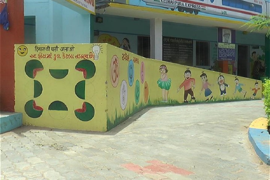 કોઈ બાળક શાળામાં પુસ્તક લાવવાનુ ભુલી ગયો હોય તો શાળાની તમામ દિવાસો પર વિવિધ સુત્રો, ગણિત- વિજ્ઞાન, અંગ્રેજી, ગુજરાતી અને સંસ્કૃતનું વ્યાકરણ તો આ ઉપરાંત દીમાગ કી બત્તી જલાઓ પણ લખેલ છે. જેને લઈને બાળકો પુસ્તક વગર જ અભ્યાસ પણ કરે છે. તો એક બાળ બેંક પણ છે જેમાં બાળકોએ 1 લાખ કરતા પણ વધુ રકમ જમા કરી છે. કોઈ બાળક શાળામાં પુસ્તક લાવવાનુ ભુલી ગયો હોય તો શાળાની તમામ દિવાસો પર વિવિધ સુત્રો, ગણિત- વિજ્ઞાન, અંગ્રેજી, ગુજરાતી અને સંસ્કૃતનું વ્યાકરણ તો આ ઉપરાંત દીમાગ કી બત્તી જલાઓ પણ લખેલ છે. જેને લઈને બાળકો પુસ્તક વગર જ અભ્યાસ પણ કરે છે. તો એક બાળ બેંક પણ છે જેમાં બાળકોએ 1 લાખ કરતા પણ વધુ રકમ જમા કરી છે.