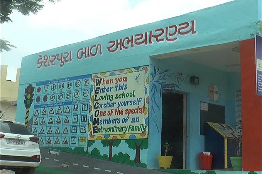 તો શાળાની શિક્ષીકાઓ અને શિક્ષકો તમામ બાળકોને પોતાની બાળકની જેમ જ સાચવે છે અને બાળકીઓને લગતી તમામ સમસ્યાઓ અંગે તેમના વાલીઓને પણ જાણ કરે છે તો સેનેટરી પેડ પણ અહીથી જ સસ્તા દરે અપાય છે. તો શાળાની શિક્ષીકાઓ અને શિક્ષકો તમામ બાળકોને પોતાની બાળકની જેમ જ સાચવે છે અને બાળકીઓને લગતી તમામ સમસ્યાઓ અંગે તેમના વાલીઓને પણ જાણ કરે છે તો સેનેટરી પેડ પણ અહીથી જ સસ્તા દરે અપાય છે.