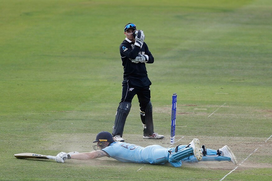 thetimes.co.uk ની ખબર પ્રમાણે એમસીસી વિવાદિત ઓવર થ્રો નિયમની સમીક્ષા કરવાનું યોજના બનાવી રહ્યું છે. 14 જુલાઈએ લોર્ડ્સના મેદાનમાં ઇંગ્લેન્ડ અને ન્યૂઝીલેન્ડ વચ્ચે રમાયેલ ફાઇનલ મુકાબલામાં ઇંગ્લેન્ડને જીત માટે અંતિમ 3 બોલમાં 9 રનની જરુર હતી. આવા સમયે બેન સ્ટોક્સે બોલ્ટના બોલ પર હિટ કર્યું હતું અને સિંગલ લીધો હતો. સ્ટોક્સ બીજો રન લેના માટે દોડ્યો હતો. આ સમયે ગુપ્ટિલ થ્રો કરીને ડાયરેક્ટ હીટ કરવા માંગતો હતો. (AP Photo) thetimes.co.uk ની ખબર પ્રમાણે એમસીસી વિવાદિત ઓવર થ્રો નિયમની સમીક્ષા કરવાનું યોજના બનાવી રહ્યું છે. 14 જુલાઈએ લોર્ડ્સના મેદાનમાં ઇંગ્લેન્ડ અને ન્યૂઝીલેન્ડ વચ્ચે રમાયેલ ફાઇનલ મુકાબલામાં ઇંગ્લેન્ડને જીત માટે અંતિમ 3 બોલમાં 9 રનની જરુર હતી. આવા સમયે બેન સ્ટોક્સે બોલ્ટના બોલ પર હિટ કર્યું હતું અને સિંગલ લીધો હતો. સ્ટોક્સ બીજો રન લેના માટે દોડ્યો હતો. આ સમયે ગુપ્ટિલ થ્રો કરીને ડાયરેક્ટ હીટ કરવા માંગતો હતો. (AP Photo)