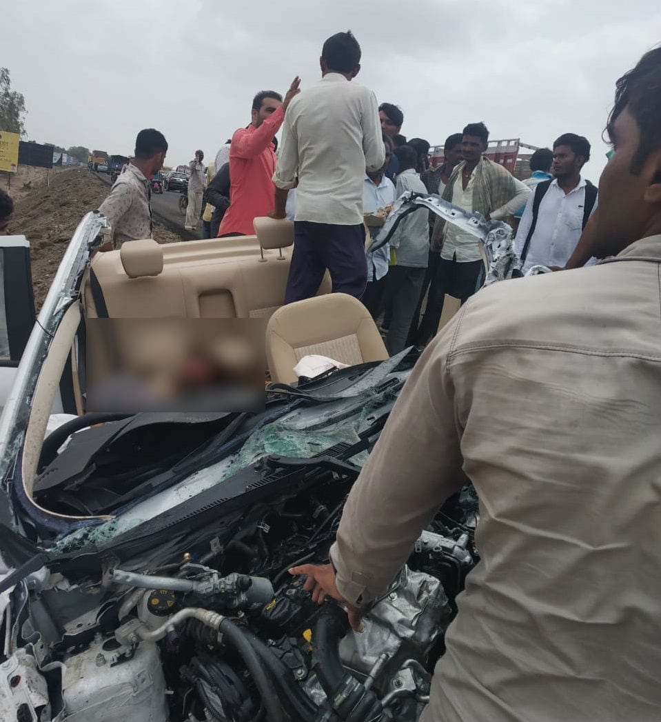 મૃતક વૈભવ ગુણવંતભાઇ પટેલ મોરબીના નવા બસ સ્ટેશન પાછળના એક એપાર્ટમેન્ટમાં રહેતા હતા. તેઓ કાર નં.જીજે 36 એલ 2167 લઇને રાજકોટ તરફ આવી રહ્યા હતા. મૃતક વૈભવ ગુણવંતભાઇ પટેલ મોરબીના નવા બસ સ્ટેશન પાછળના એક એપાર્ટમેન્ટમાં રહેતા હતા. તેઓ કાર નં.જીજે 36 એલ 2167 લઇને રાજકોટ તરફ આવી રહ્યા હતા.